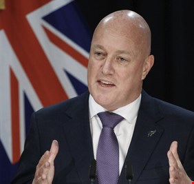 رئيس وزراء نيوزيلندا يعلن نيته حظر الهواتف الجوالة في المدارس ورفع القيود عن التبغ