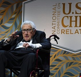 وفاة وزير الخارجية الأمريكي الأسبق هنري كيسنجر عن مئة عام