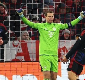 مانويل نوير يتحول لبطل في مانشستر يونايتد