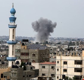 وسائل إعلام فلسطينية: سماع دوي انفجارات وإطلاق نار في شمال قطاع غزة