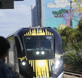 بايدن يعلن عن موعد إطلاق أول قطار فائق السرعة في البلاد