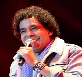 هل يعاني محمد منير أزمة صحية جديدة؟