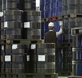 أسعار النفط تتجه لتسجيل أول مكاسب أسبوعية في شهرين