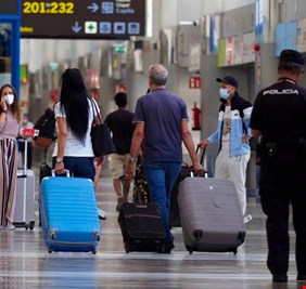 الأمن الإسباني يوقف 14 موظفاً سرقوا نحو مليوني يورو من أمتعة المسافرين