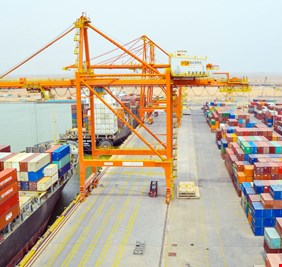 العراق يعلن تحول موانئ البصرة لممر بديل عن خطوط النقل العالمية بعد التوترات الأمنية