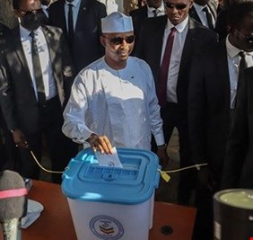 التشاديون وافقوا باستفتاء على دستورهم الجديد... والمعارضة ‏تحتجّ