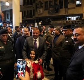 وسط أهالي بغداد وبالتزامن مع رأس السنة الميلادية.. وزير الداخلية يجري جولة في عدد من المناطق