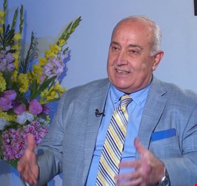 اقتصادي يكشف موعد انخفاض الدولار في العراق