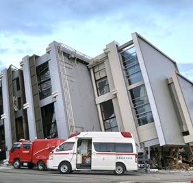 رئيس وزراء اليابان: الزلازل تسببت بسقوط 