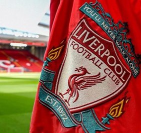 بعد 10 سنوات.. الكشف عن «أغرب بند» في تاريخ ليفربول
