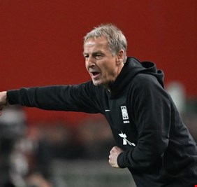 كلينسمان تحت نار الانتقادات: لا شيء سوى لقب كأس آسيا