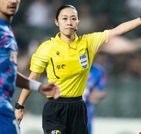 أول حَكَمَة تقود مباراة في تاريخ كأس أسيا للرجال