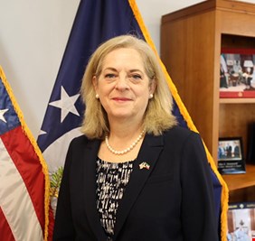 السفيرة الأمريكية في العراق تعلق على إدراج فلاي بغداد في القائمة السوداء