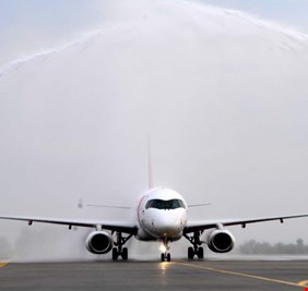 اليابان.. اصطدام بين طائرتين في مطار أوساكا الدولي