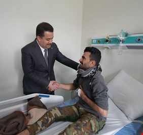 السوداني يتفقد جرحى الضربات الأمريكية