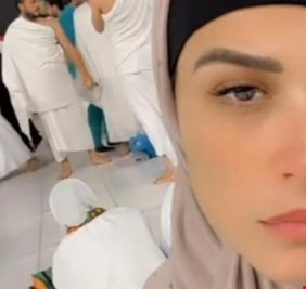 بعد أداء العمرة.. ياسمين عبدالعزيز تبكي بدموع مزيفة
