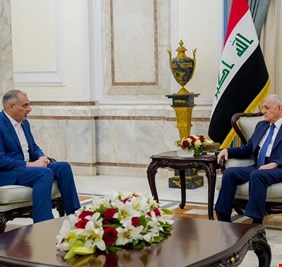 رئيس الجمهورية يسلم محافظ بابل مرسوماً جمهورياً بتنصيبه محافظاً