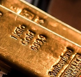 الذهب قرب أعلى مستوى في أسبوع بدعم من انخفاض الدولار