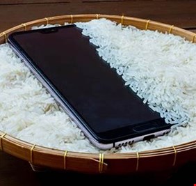 أبل تُحذّر من وضع الهواتف المبلولة في الأرز!