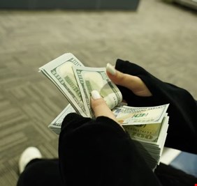 الدولار يستقر في بغداد وينخفض بأربيل