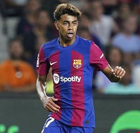 لامين يامال يكتب التاريخ مع برشلونة في دوري أبطال أوروبا