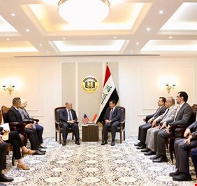 الأعرجي في لقائه مع السيناتور الأمريكي كريستوفر كونز : حكومة السوداني حققت قفزات نوعية في مجال الخدمات والإصلاح والأمن