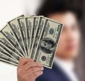 انخفاض طفيف بأسعار الدولار في بغداد