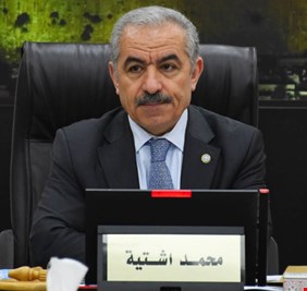 رئيس الوزراء الفلسطيني يقدم استقالة الحكومة إلى الرئيس عباس