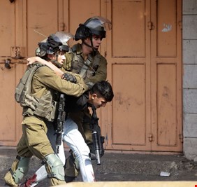 حملة اعتقالات طالت 30 مواطنا على الأقل من الضفة