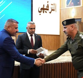 وزير الداخلية يكرم عددا من الضباط والمنتسبين والموظفين