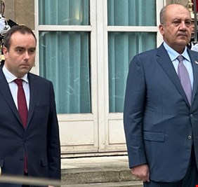وزير الدفاع يصل فرنسا و ملف التسليح على رأس الأولويات