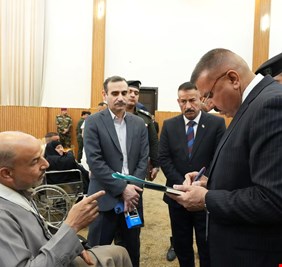 وزير الداخلية يؤكد على الالتزام برعاية أسر الشهداء والجرحى خلال مقابلاته الأسبوعية