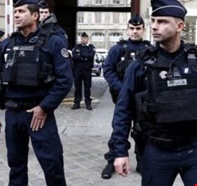 اعتقال 9 أشخاص في باريس بعد مهاجمة مركز للشرطة
