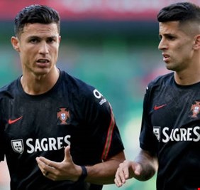 لاعب مهم ولكن .. كانسيلو يطعن رونالدو بسلاح ميسي