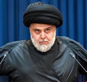 الصدر يجمد احد قيادي تياره لمدة عام و يدعو لمقاطعته اجتماعياً