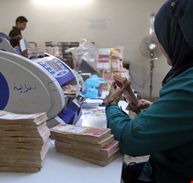 الحكومة توجه المصارف بتخفيض نسبة الفوائد على القروض