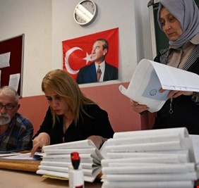 على هامش الانتخابات التركية... اشتباكات في دياربكر واتّهامات بنقل جماعي للناخبين