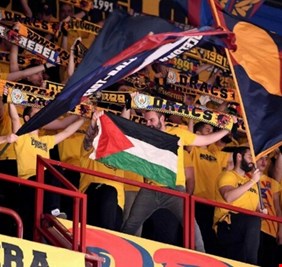 جمهور برشلونة يهتف دعما لفلسطين أمام فريق إسرائيلي