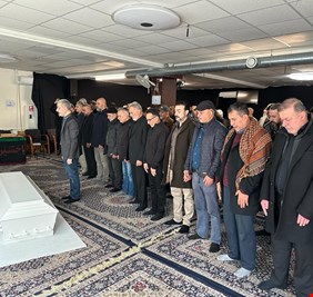 بالدموع والصلوات وبين أنغامه وألحانه..العراقيون في الدنمارك يشيعون (كوكب العراق) إلى مثواه الأخير في مقبرة گوبتهاگن