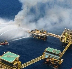 حريق بمنصة نفط بحرية في المكسيك