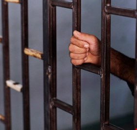 الحكومة تكشف عن مساعي لإعلان عفو خاص عن فئات من السجناء