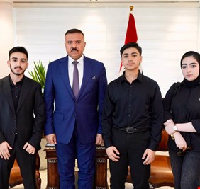 وزير الداخلية يلتقي أسرة المرحوم العميد الدكتور (علي سهيل) المعاون الإداري لعميد كلية الشرطة