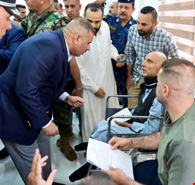 وزير الداخلية يكرم مجموعة من أسر الشهداء وعدداً من ضباط ومنتسبي الشرطة