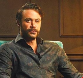 كوبرا يواجه عيسى الوزان .. محمد إمام يروج لفيلمه مع باسم سمرة