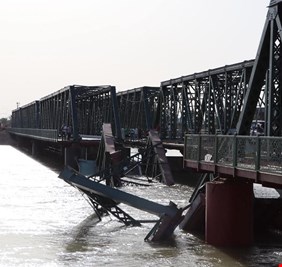 إدارة الانبار تحمل المحافظ السابق مسؤولية انهيار جسر الفلوجة