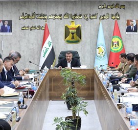 وزير الداخلية يستمع الى الإيجاز الاستخباراتي والمعلوماتي لقيادة عمليات بغداد الرصافة