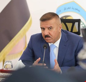 مؤكداً أن الإشارات الذكية خففت من الحوادث والمخالفات المرورية .. وزير الداخلية يترأس اجتماعاً في مديرية المرور العامة