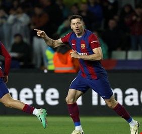 ليفاندوفسكي يقود برشلونة للفوز على فالنسيا واستعادة وصافة 