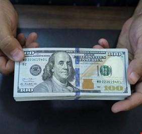 الدولار ينخفض تدريجيا في اسواق بغداد