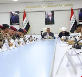 وزير الداخلية يعقد اجتماعاً مع رئيس هيئة الحج والعمرة وعدد من القادة والضباط